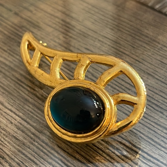 Vintage Abstract Paisley Swoop Gold-tone Pin with Emerald Green Cabochon Gem - Picture 5 of 16